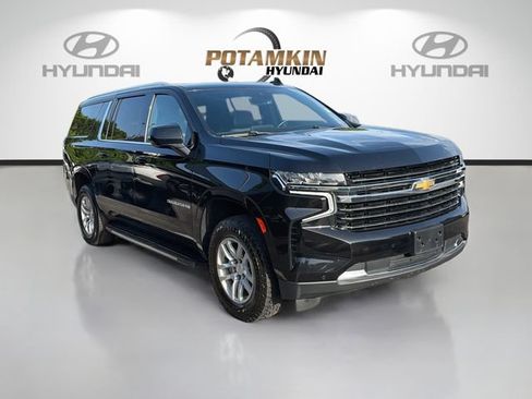 Used 2024 Chevrolet Suburban LT RWD image 3