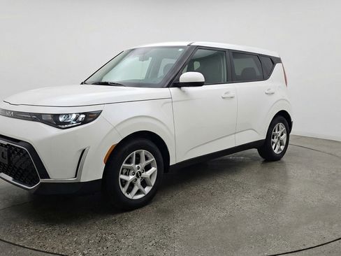 Used 2025 Kia Soul LX w/ LX Technology Package FWD image 3