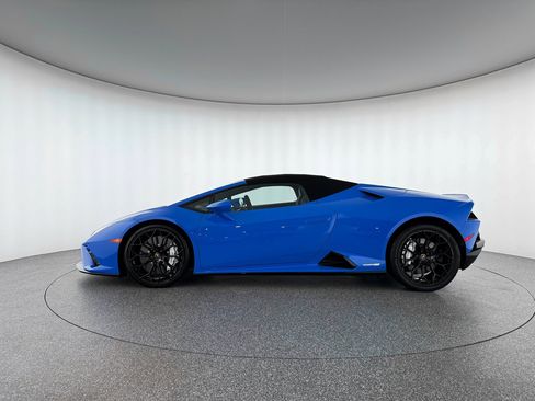 Used 2022 Lamborghini Huracan EVO image 2