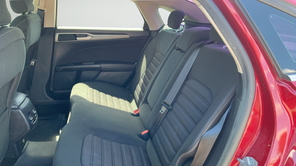 Used 2018 Ford Fusion SE w/ Fusion SE Technology Package FWD image 20