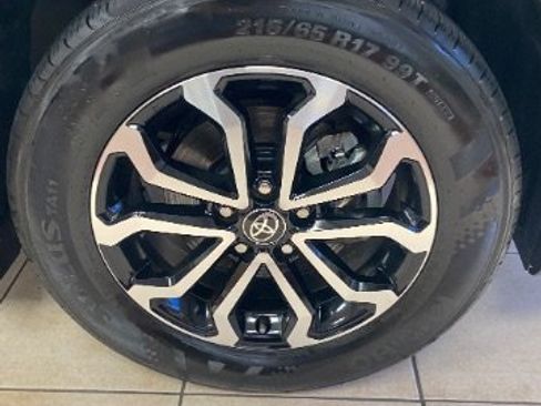 Used 2025 Toyota Corolla Cross AWD Hybrid image 29