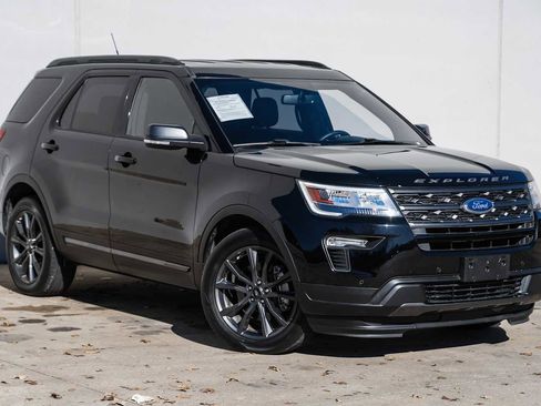 Used 2018 Ford Explorer XLT w/ Equipment Group 202A image 6