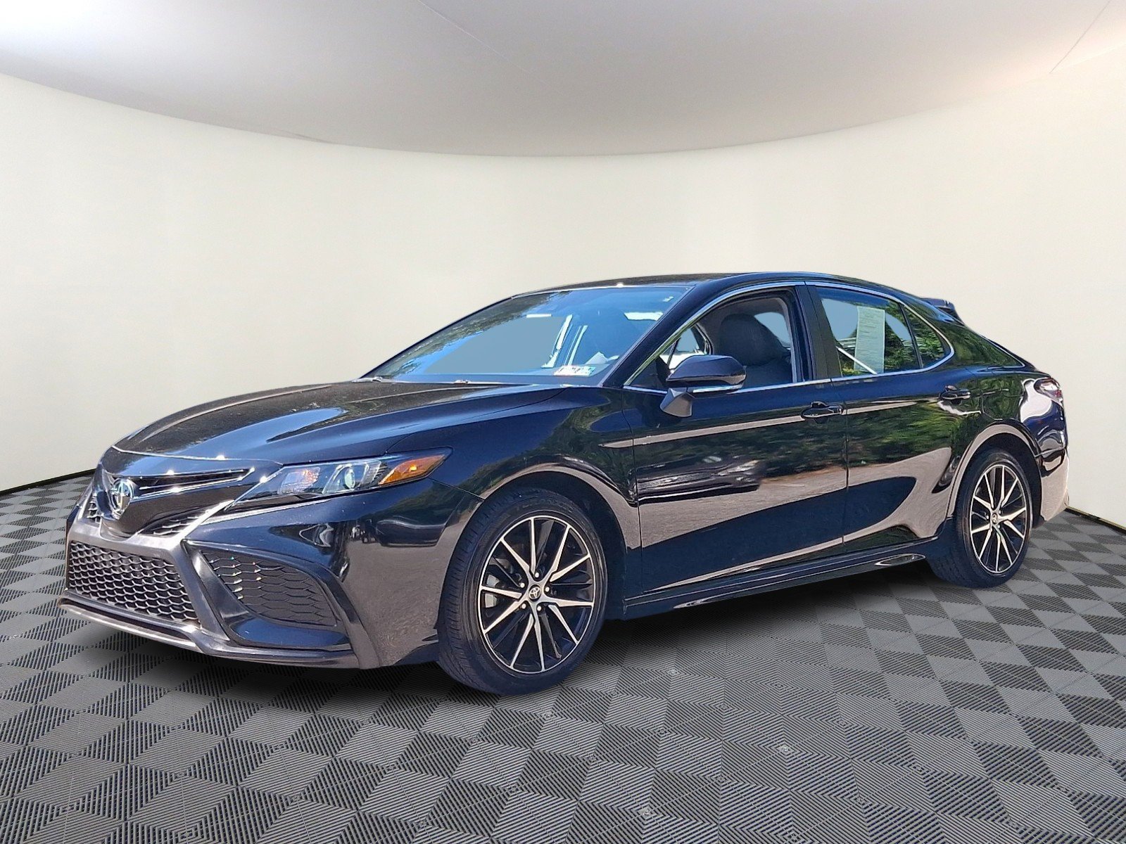 Certified 2024 Toyota Camry SE FWD image 3