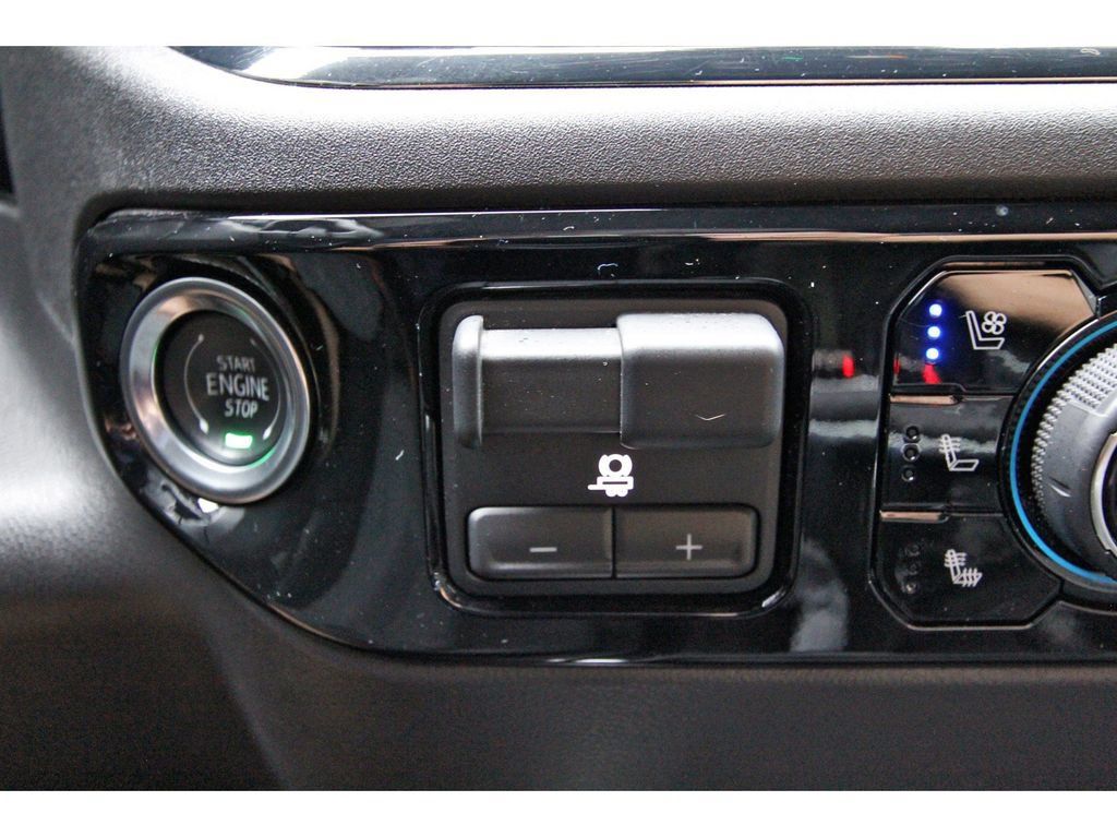 Used 2025 Chevrolet Silverado 1500 ZR2 w/ Technology Package AWD/4WD image 29