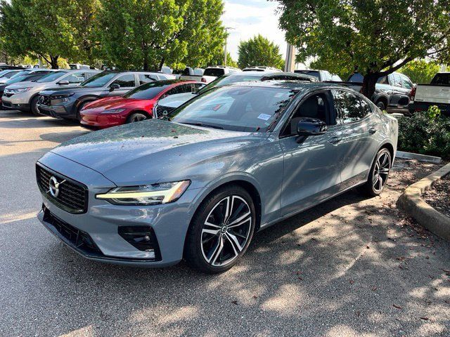 Used 2022 Volvo S60 B5 R-Design FWD image 3