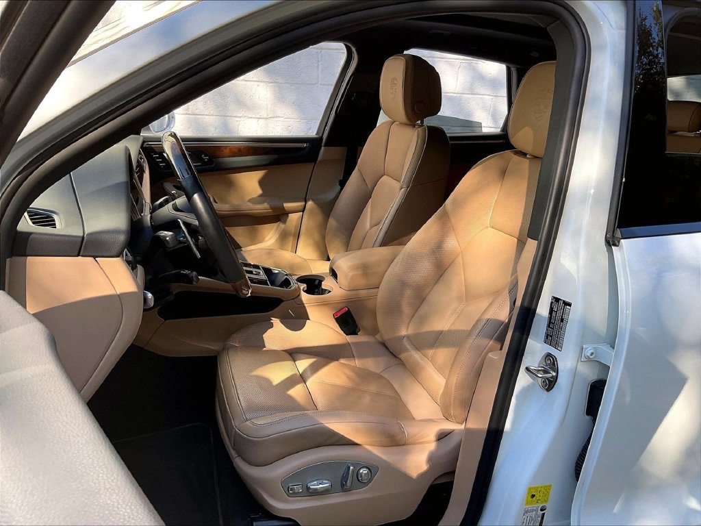 Certified 2022 Porsche Macan AWD/4WD image 5