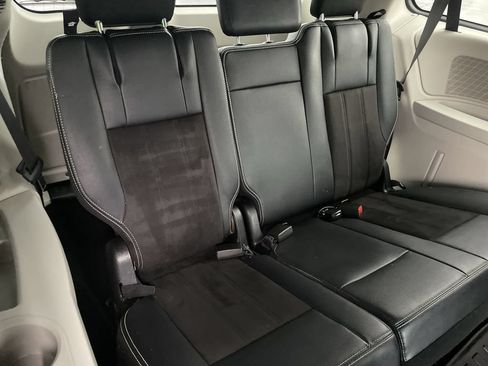 Used 2020 Dodge Grand Caravan SXT FWD image 24