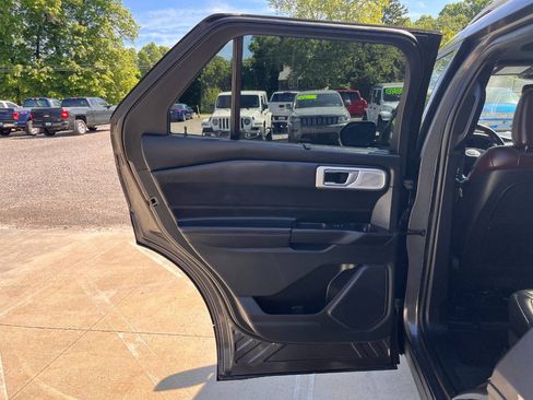 Used 2020 Ford Explorer Platinum w/ Premium Technology Package AWD/4WD image 25
