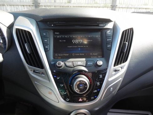 Used 2013 Hyundai Veloster w/ Style Pkg FWD image 2