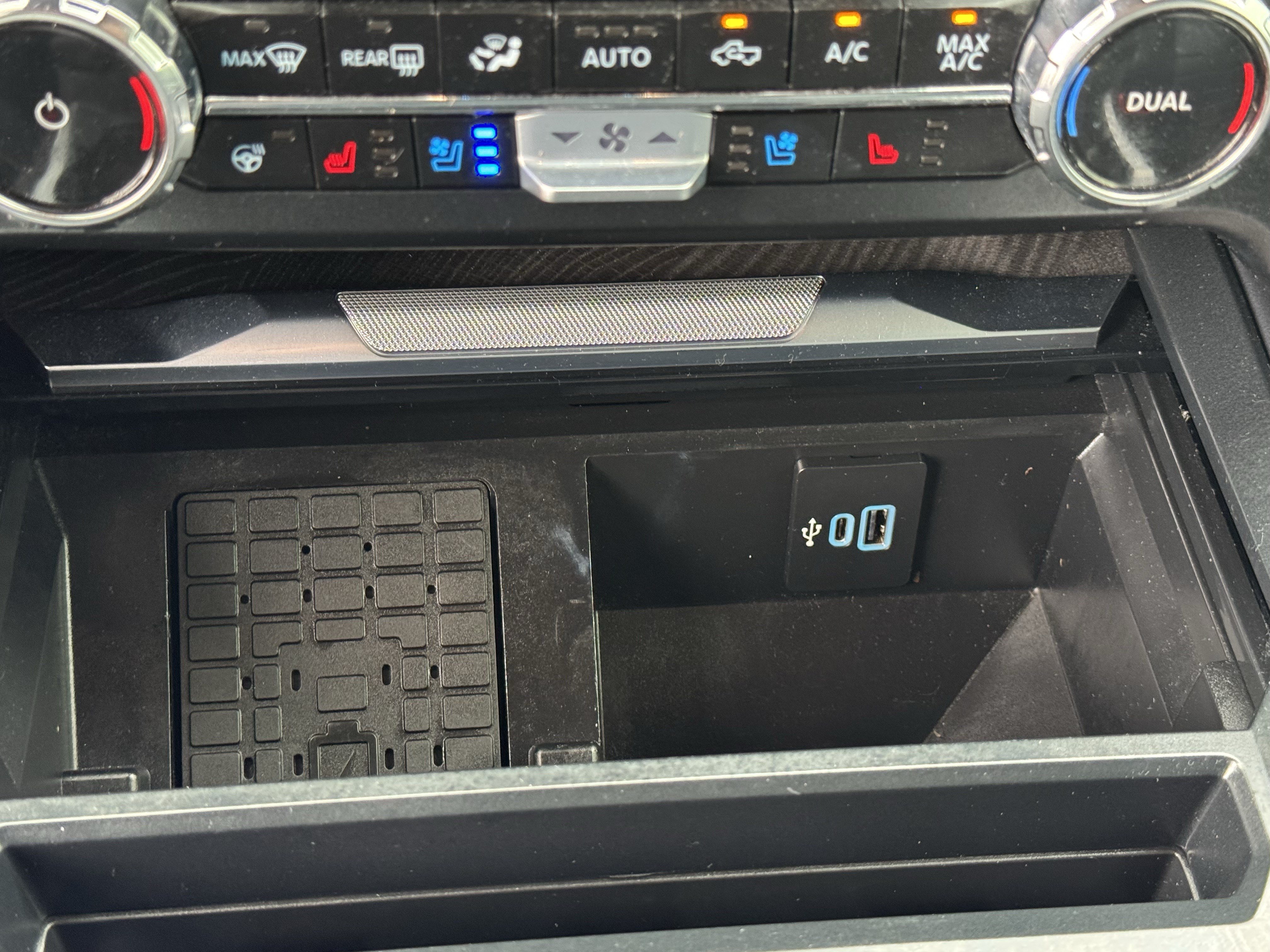 Used 2025 Ford F250 Platinum w/ FX4 Off-Road Package AWD/4WD image 29