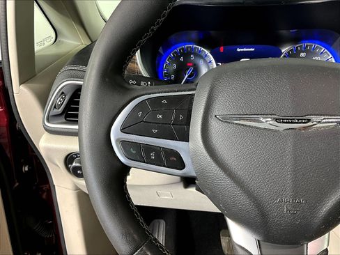 Used 2023 Chrysler Pacifica Limited w/ Uconnect Theater Family Group AWD/4WD image 10
