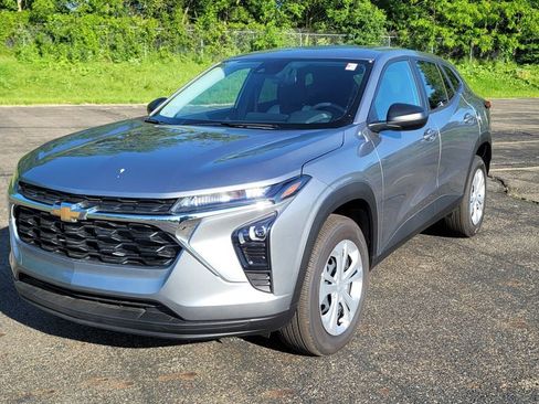 New 2026 Chevrolet Trax LS w/ Driver Confidence Package FWD image 5