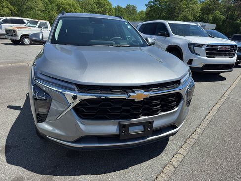 Used 2025 Chevrolet Trax LT FWD image 2