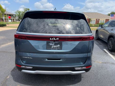 Used 2024 Kia Carnival EX FWD image 6