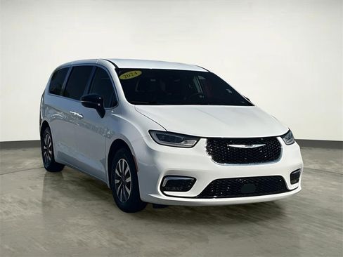 Used 2024 Chrysler Pacifica Select image 15