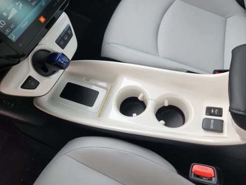 Used 2017 Toyota Prius Prime Advanced FWD image 18
