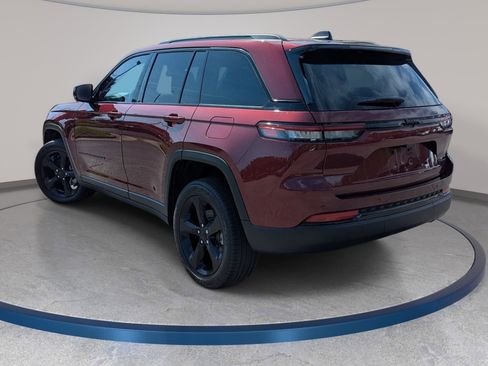 Certified 2025 Jeep Grand Cherokee Limited w/ Black Appearance Package image 7