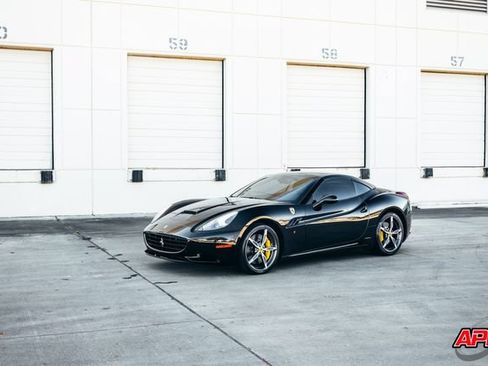 Used 2014 Ferrari California RWD image 19