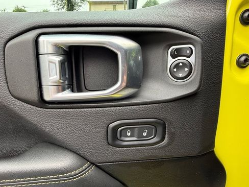Used 2024 Jeep Wrangler Unlimited Sahara w/ Technology Group AWD/4WD image 12