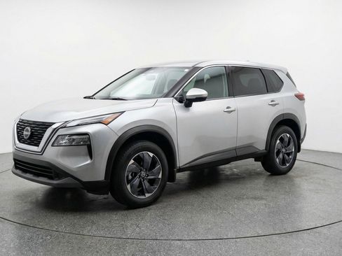 Used 2025 Nissan Rogue SV image 3