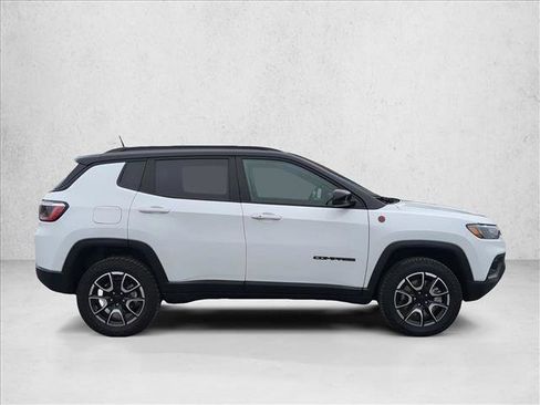 Used 2024 Jeep Compass Trailhawk image 4