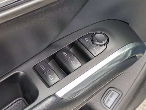 Used 2025 Chevrolet Traverse LT image 11