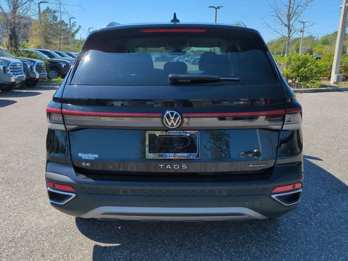 Used 2025 Volkswagen Taos SE AWD/4WD image 5