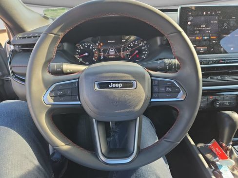 Used 2025 Jeep Compass Trailhawk AWD/4WD image 30