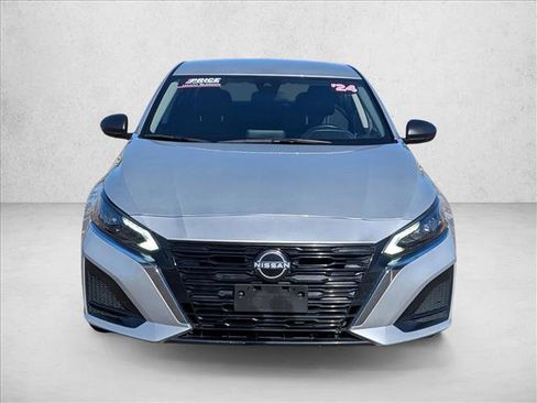 Used 2024 Nissan Altima 2.5 SV image 2