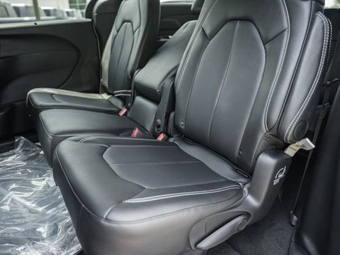 New 2027 Chrysler Pacifica Select FWD image 38