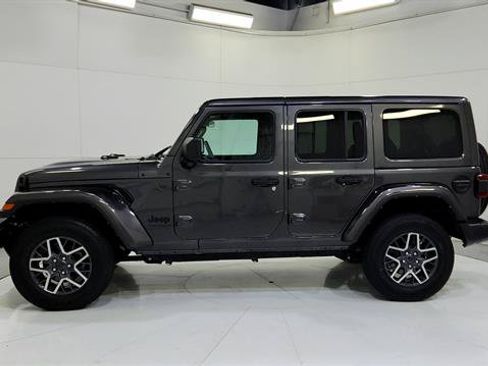 Used 2025 Jeep Wrangler Unlimited Sahara AWD/4WD image 5