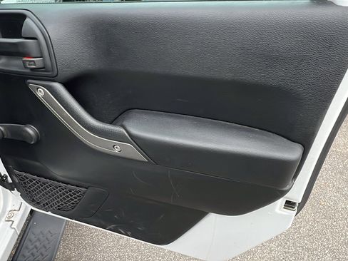 Used 2018 Jeep Wrangler Unlimited Sport w/ Connectivity Group image 17