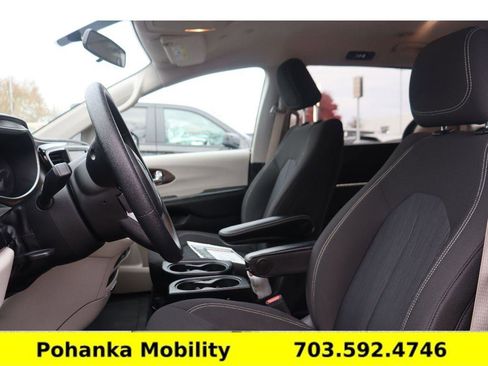 Used 2020 Chrysler Voyager L FWD image 24