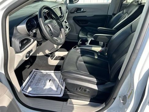 Used 2023 Chrysler Pacifica Touring-L FWD image 11