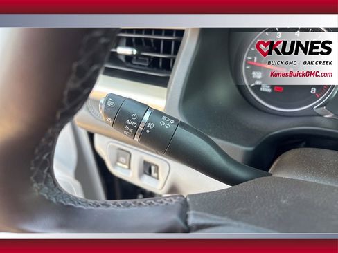 Used 2023 GMC Acadia SLT image 15