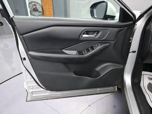 Used 2025 Nissan Rogue SV FWD image 17