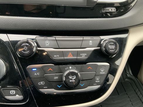 Used 2020 Chrysler Voyager Lxi image 41