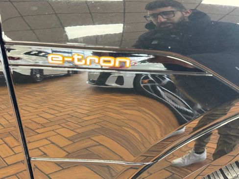 Used 2019 Audi e-tron Prestige w/ Prestige Package image 15