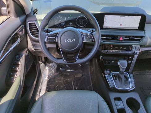 Certified 2024 Kia Seltos SX w/ SX Sunroof Package image 16