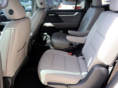 Used 2026 GMC Acadia Elevation w/ Elevation Premium Package FWD image 15