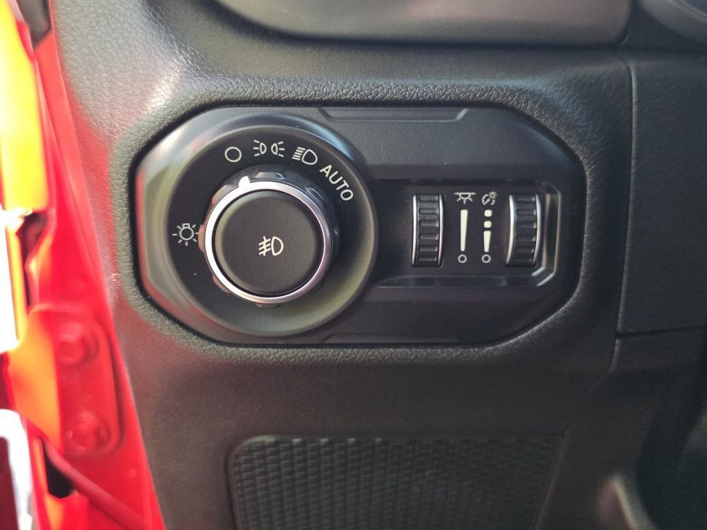 Used 2018 Jeep Wrangler Unlimited Sahara AWD/4WD image 26