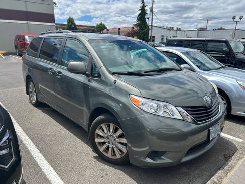 Used 2013 Toyota Sienna LE w/ Towing Pkg AWD/4WD image 2