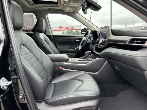Certified 2024 Toyota Highlander XLE AWD/4WD image 16