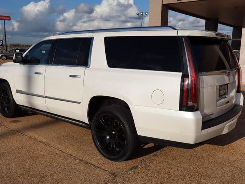 Used 2019 Cadillac Escalade ESV Platinum AWD/4WD image 3