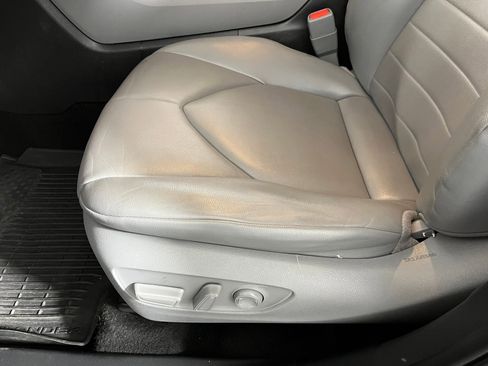 Used 2022 Toyota Highlander XLE image 11