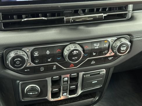 Used 2024 Jeep Wrangler Unlimited Sahara AWD/4WD image 26
