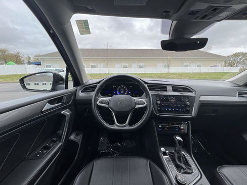 Used 2022 Volkswagen Tiguan SE w/ Panoramic Sunroof Package AWD/4WD image 14