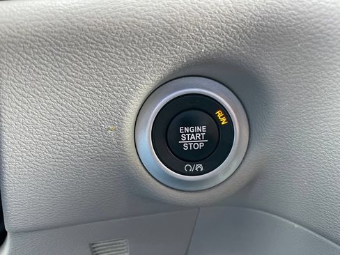 Used 2023 Chrysler Pacifica Touring-L FWD image 39