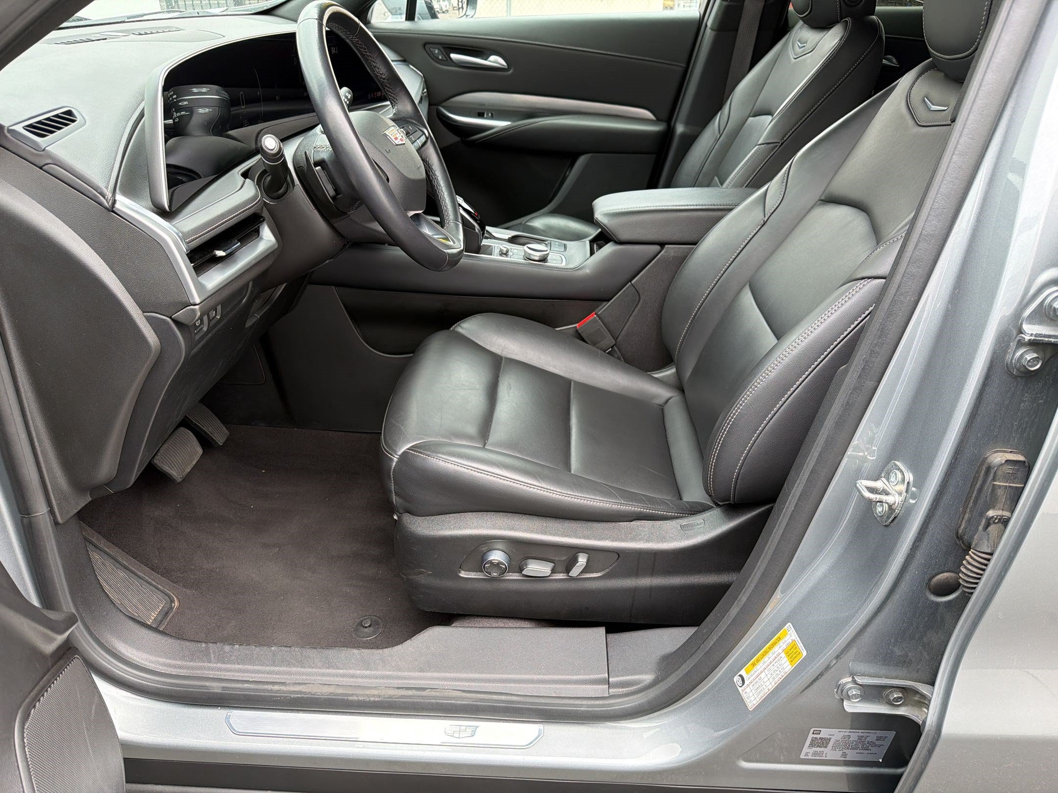 Used 2024 Cadillac XT4 Premium Luxury FWD image 4