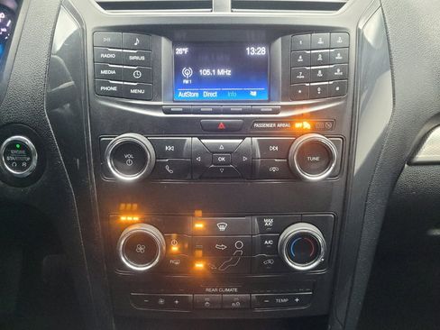 Used 2018 Ford Explorer XLT AWD/4WD image 25